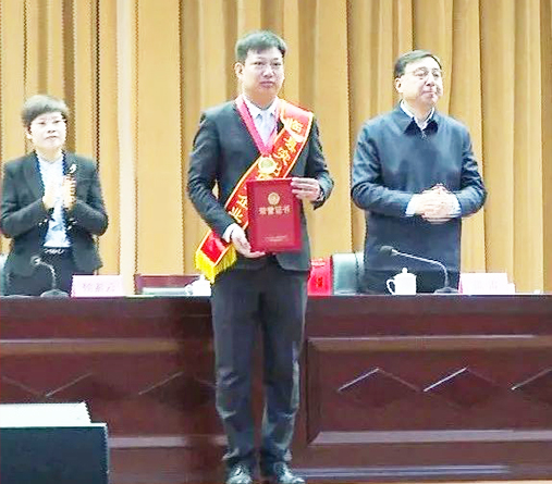 山东伟业集团董事长闵彬彬获评“突出贡献企业家”称号