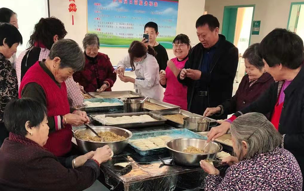 金明寓医院养老护中心为老人准备过年饺子