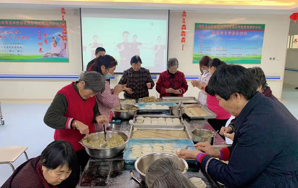 金明寓医院养老护中心为老人准备过年饺子